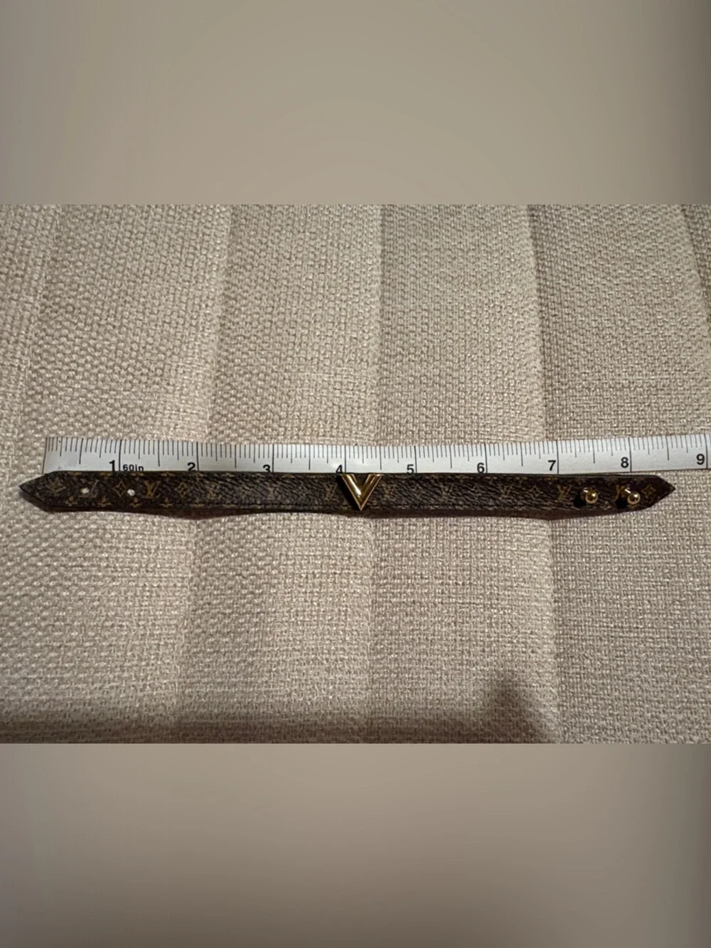 Louis Vuitton Essential V bracelet
